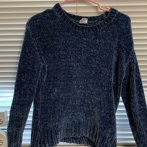 A blew crew neck sweater.